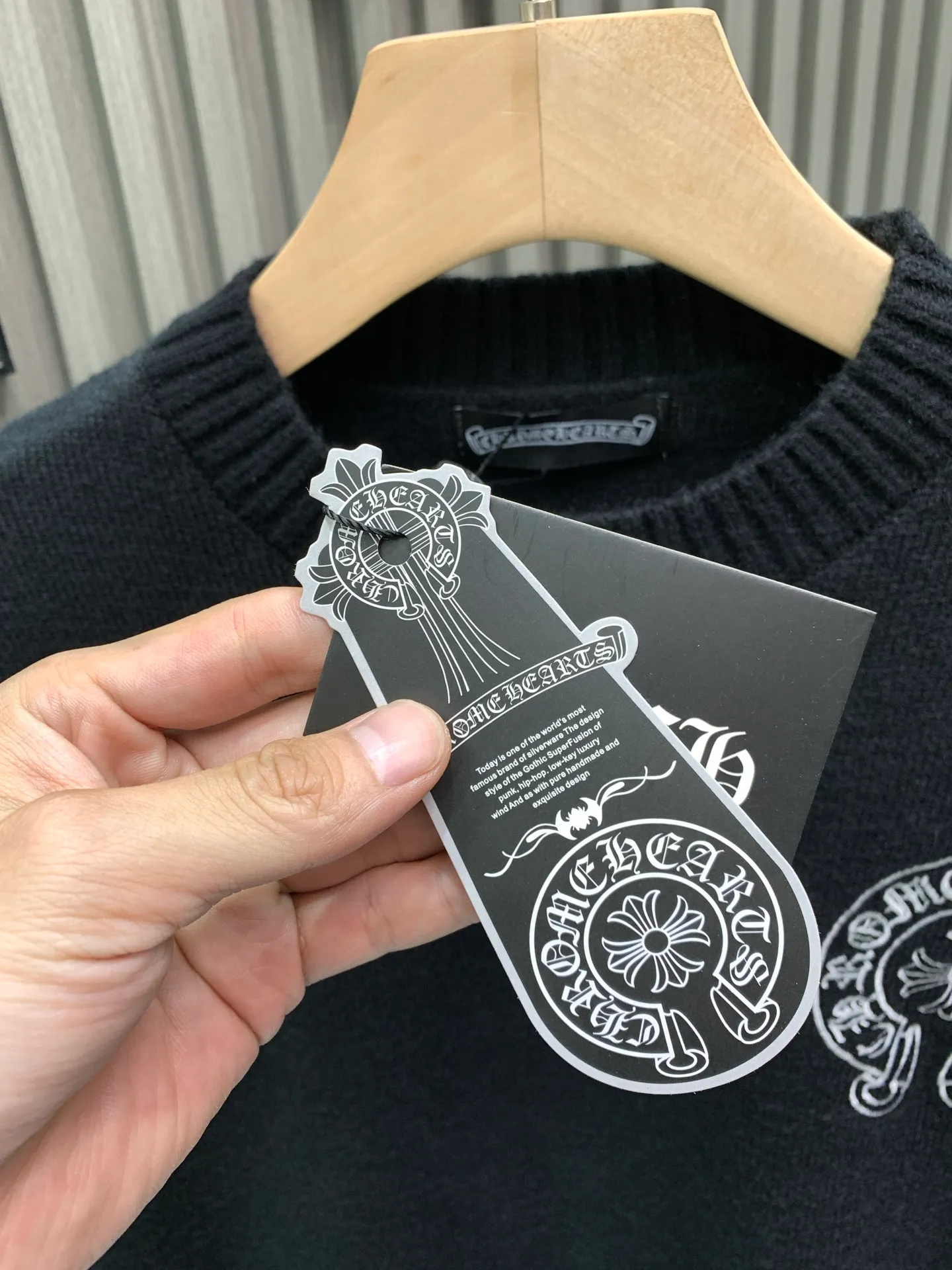 P360 🀄️ Chrome Hearts 2025 autumn and winter new Sanskrit cross-flower knitted pullover. The fabric is made of pure cotton wool. It has a delicate and soft touch. The texture is breathable. It comes with 1x1 thread in the same cylinder. The collar thread is a pure cotton pull thread. The back uses an imported embroidery machine and is not easy to fall off. It is super delicate. It is like a ceiling. The hangtags are all developed and customized according to the original version. It adopts a box-cut design, which is more simple and loose, and also hides the meat and leans more. The product is extremely difficult, extremely white and youthful, and can be worn by both men and women. It is an indispensable simple item in autumn. Positioned tailoring, oversize, loose fit, full of details. Customized matching accessories. Leather embossed craftsmanship. The style is rock and roll retro. The workmanship and texture are first-class. The three labels are consistent. The packaging bag has a logo. It is tall and can be worn by both men and women.